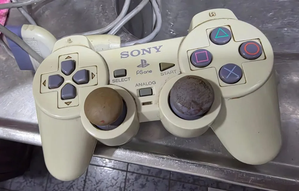 Joystick de PlayStation antes del trabajo